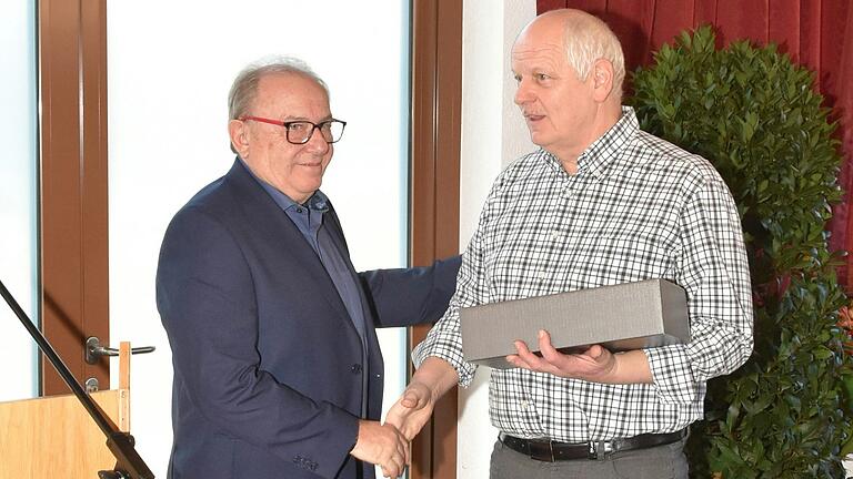 Ulrich Walter (rechts) wurde von Uettingens Bürgermeister Edgar Schüttler für seine Verdienste als Leiter der Tischtennisabteilung geehrt. Ein Amt, das er seit über 23 Jahren innehat.