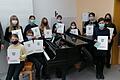Das Foto zeigt die geehrten Musikschüler (von links): Schulleiter Markus Binzenhöfer, Sarah Brandt (Trompete), Jana Lenz (Klavier), Jonathan Kalb (Klavier und Trompete), Sophie Fledering (Oboe), Cara Maus (Harfe), Greta Kramer (Klavier), Lena Schröder (Harfe), Leopold Rümmele (Violine), Katharina Beck (Klarinette), Jana Brandt (Trompete), und Fachbetreuer Rupert Neugebauer. Es fehlt Johanna Kalb (Querflöte).