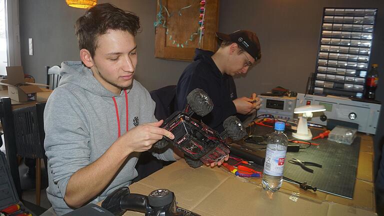 Beim ersten Repair-Café im Dorfladen Eisenheim widmen sich Lukas Heinisch (links) und Felix Hoßmann auch einem Modellauto, das nicht mehr fährt.