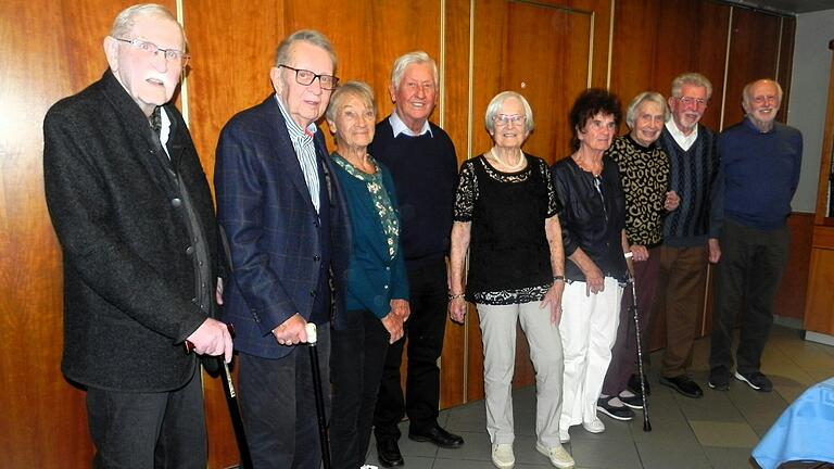 Sie haben vor 70 Jahren ihr Abitur im Realgymnasium in Bad Neustadt gemacht. Das Foto zeigt (von links): Karlhans Kupfersberger, Franz Pecht, Dr. Ruth Fickel (geborene Hippeli), Rolf Wüstling, Viktoria Pracht (geborene Schleicher), Gerti Ritzmann, Renate Borst (geborene Lingk), Wilhelm Karl und Herbert Büttner.