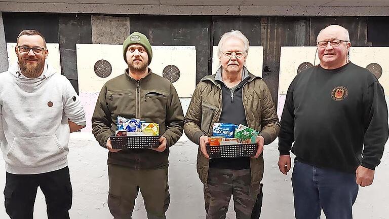 Philipp Heß (von links) und Artur Haupt (rechts) gratulieren Rico Leipold und Stefan Burczyk.       -  Philipp Heß (von links) und Artur Haupt (rechts) gratulieren Rico Leipold und Stefan Burczyk.