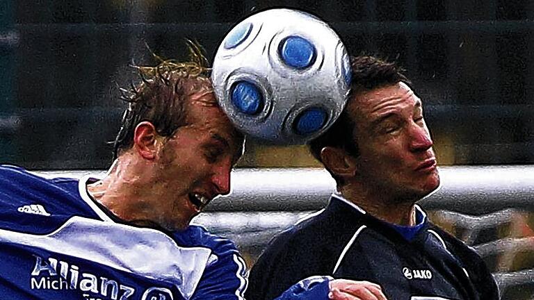 Luftkampf: Leinachs Daniel Bufe (links) im Kopfballduell mit Rimpars Nicolas Moskwiak.