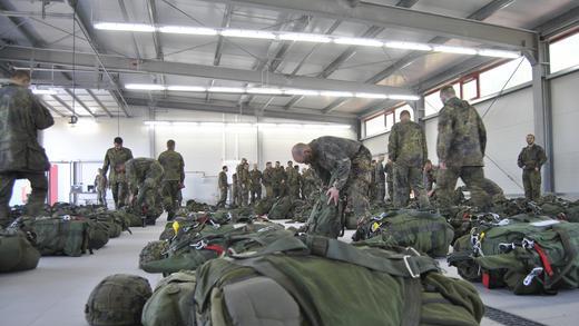 Fallschirmspringer       -  Falschirmjäger, Fallschirm, Infanterieschule