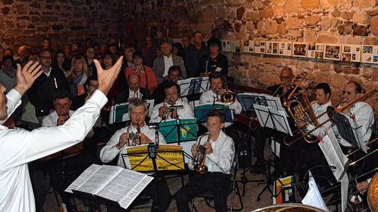 Der Bezirksposaunenchor unter der Leitung von Jürgen Koch sorgte für den musikalischen Rahmen des Festgottesdienstes. Der Bezirksposaunenchor unter der Leitung von Jürgen Koch sorgte für den musikalischen Rahmen des Festgottesdienstes.