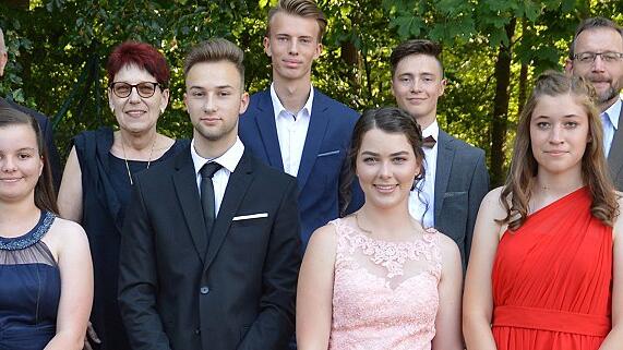 Die besten Wirtschaftsschüler wurden ausgezeichnet (von links): Paula Dippert, stellvertretende Schulleiterin, Landrat Thomas Habermann, Hannah Büchner, Monika Horcher, stellvertretende Landrätin Bad Kissingen, Leon Otto, Max Rüttiger, Cora Wolf, Sebastian Fingler, Helena Fuchs, Elternbeiratsvorsitzender Jürgen Fuchs, Schulleiter Ralf Kaminski und Michael Reif, Vorstand der Volksbank Raiffeisenbank Rhön-Grabfeld. Die besten Wirtschaftsschüler wurden ausgezeichnet (von links): Paula Dippert, stellvertretende Schulleiterin, Landrat Thomas Habermann, Hannah Büchner, Monika Horcher, stellvertretende Landrätin Bad Kissingen, Leon Otto, Max Rüttiger, Cora Wolf, Sebastian Fingler, Helena Fuchs, Elternbeiratsvorsitzender Jürgen Fuchs, Schulleiter Ralf Kaminski und Michael Reif, Vorstand der Volksbank Raiffeisenbank Rhön-Grabfeld.