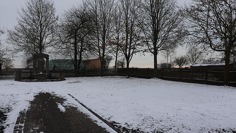 Auf der Fläche rechts vor dem Kriegerdenkmal soll die Umgestaltung auf dem Sondheimer Friedhof stattfinden. Auf der Fläche rechts vor dem Kriegerdenkmal soll die Umgestaltung auf dem Sondheimer Friedhof stattfinden.