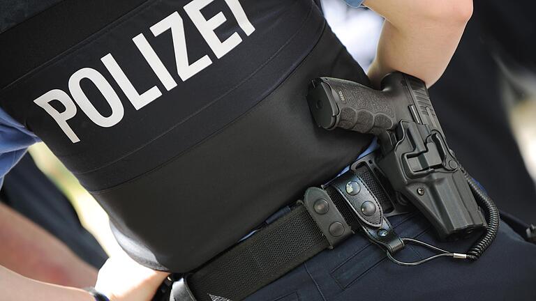 Für den tödlichen Schuss auf einen Kollegen soll sich ein Würzburger Polizeischüler vor Gericht verantworten. Für den tödlichen Schuss auf einen Kollegen soll sich ein Würzburger Polizeischüler vor Gericht verantworten.