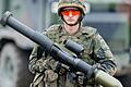 Ein Soldat der Bundeswehr hält&nbsp; eine Panzerfaust 3 in der Hand (Symbolfoto von 2016). Deutschland liefert nun Waffen aus den Beständen der Bundeswehr an die Ukraine.