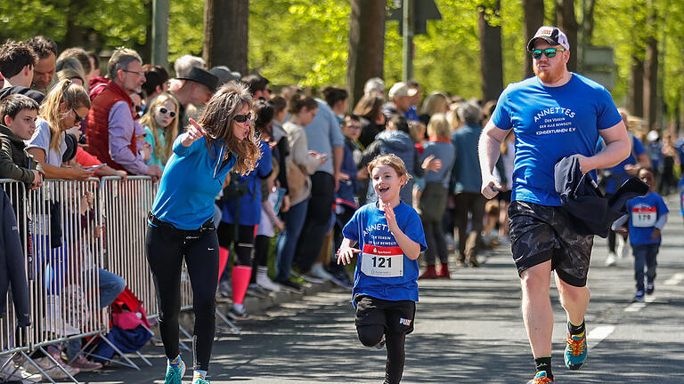 Zahlreiche Läuferinnen und Läufer nehmen am Sonntag 30.04.23 beim Bambinilauf von 1 KM des Residenzlaufs in Würzburg teil.