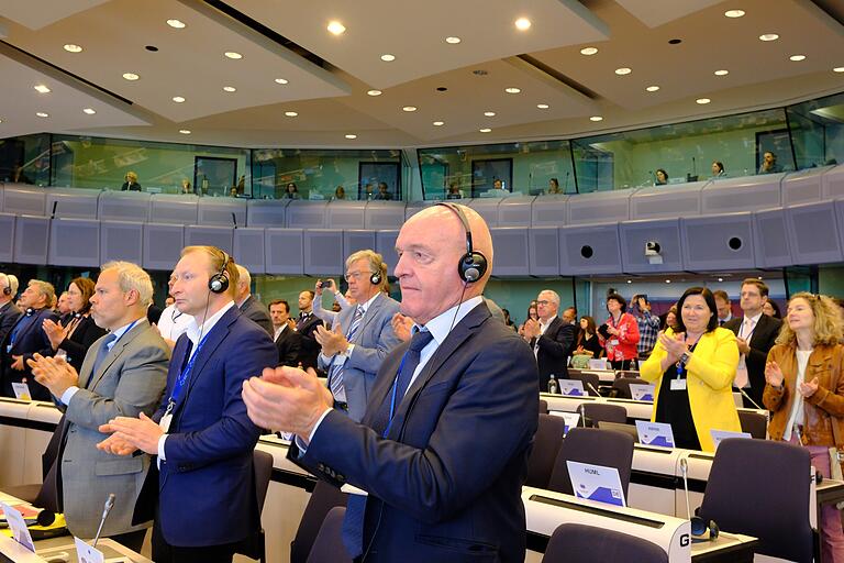 Standing Ovations nach Wolodymyr Selenskyjs Grußwort.