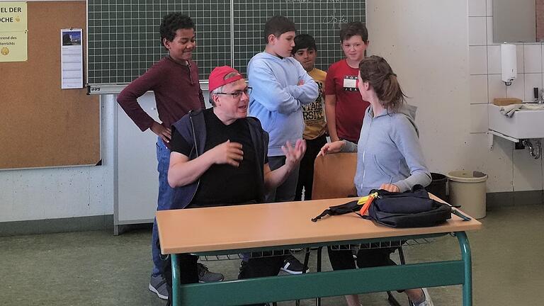 Spielszenen aus dem Theaterstück „Krasses Zeug“, in dem die Schüler der Klasse 5a der Mittelschule Bad Neustadt mit dem Thema Mobbing konfrontiert werden.