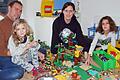 Sascha und Karin Konertz aus Gramschatz mit ihren Kindern Quentin und Vincent nehmen mit ihrem Baumhaus-Modell aus Legosteinen an einem Wettbewerb teil.