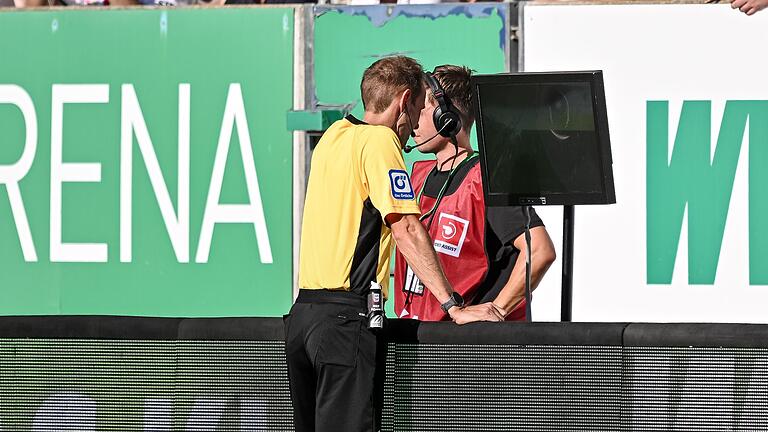 FC Augsburg - Werder Bremen       -  Schiedsrichter Sascha Stegemann schaut sich die Hand-Szene an.