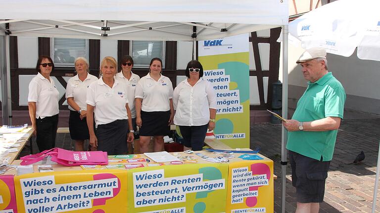 An einem Stand auf dem Marktheidenfelder Marktplatz informierte der VdK Main-Spessart über den Sozialverband und dessen neue Kampagne 'Rentefüralle'.