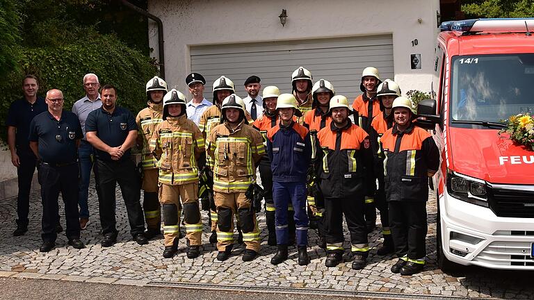 Auf dem Foto von links KBI Stephan Biertempel, KBM Peter Schüler, BGM Günther Werner, KBM David Amling, Maximilian Keess, Carolin Burger, 2. Kommandant Thomas Göb, Sven Gräser, Theresa Nass, 3. Kommandant Ralf Hirschlach, Selina Hübschmann, Lean Pfaab, Timo Gräser, Hannah Hetterich, 1. Kommandant Tobias Kirchner, Stefan Neubert, Hannes Hauck und Jochen Ziegler. Auf dem Foto von links KBI Stephan Biertempel, KBM Peter Schüler, BGM Günther Werner, KBM David Amling, Maximilian Keess, Carolin Burger, 2. Kommandant Thomas Göb, Sven Gräser, Theresa Nass, 3. Kommandant Ralf Hirschlach, Selina Hübschmann, Lean Pfaab, Timo Gräser, Hannah Hetterich, 1. Kommandant Tobias Kirchner, Stefan Neubert, Hannes Hauck und Jochen Ziegler.