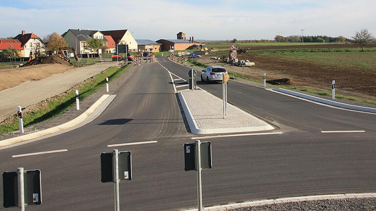 Über den Kreisverkehr auf der neuen Trasse der Staatsstraße 2275 führt jetzt eine Abzweigung zum bisherigen Ortseingang von Mönchstockheim. Die Ortsdurchfahrt ist nun zu einer Kreisstraße herabgestuft. Über den Kreisverkehr auf der neuen Trasse der Staatsstraße 2275 führt jetzt eine Abzweigung zum bisherigen Ortseingang von Mönchstockheim. Die Ortsdurchfahrt ist nun zu einer Kreisstraße herabgestuft.