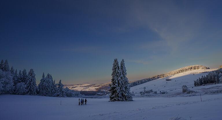 Winterwandern in der verschneiten Landschaft der Rhön ist ein unvergessliches Erlebnis. Mit dem aktuellen Schneelage lässt sich der Winter schon genießen, sogar die ersten Lifte sind angelaufen. Winterwandern in der verschneiten Landschaft der Rhön ist ein unvergessliches Erlebnis. Mit dem aktuellen Schneelage lässt sich der Winter schon genießen, sogar die ersten Lifte sind angelaufen. 