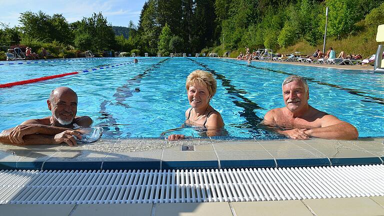 Besucher des Frammerbacher Schwimmbads (von links): Albert Rüth, Renate Rüth und Johann Krimm. Besucher des Frammerbacher Schwimmbads (von links): Albert Rüth, Renate Rüth und Johann Krimm.
