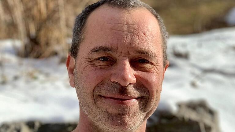 Danilo Lemp, gebürtiger Würzburger und ehemaliger Sängerknabe bei den Regensburger Domspatzen, hat den Roman 'Die Summe des Ganzen' von Steven Uhly als Theaterstück&nbsp; inszeniert.&nbsp;