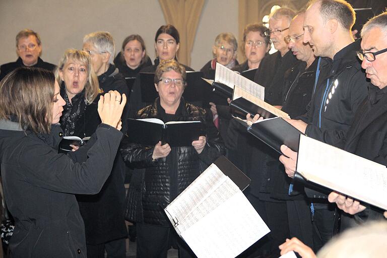 Beim Jubiläumsgottesdienst auf dem Volkacher Kirchberg servierte der gemischte Chor des Musikvereins mit seiner Dirigentin Anna Hager-Nikolay an seinem 50. Geburtstag feine Klänge, die unter die Haut gingen. Beim Jubiläumsgottesdienst auf dem Volkacher Kirchberg servierte der gemischte Chor des Musikvereins mit seiner Dirigentin Anna Hager-Nikolay an seinem 50. Geburtstag feine Klänge, die unter die Haut gingen.
