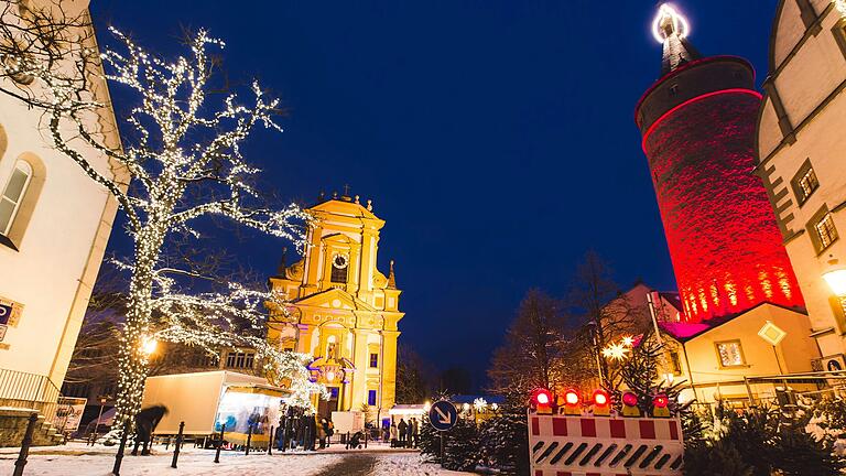 Rund um den Kitzinger Marktplatz und am Platz der Partnerstädte warten unter Bayerns größter Adventskerze rund 50 Aussteller. Rund um den Kitzinger Marktplatz und am Platz der Partnerstädte warten unter Bayerns größter Adventskerze rund 50 Aussteller.
