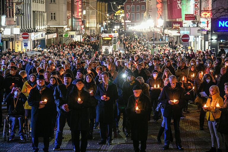 Im Zeichen des wenige Wochen zuvor von Russland begonnenen Ukraine-Krieges versammelten sich am 16. März 2022 viele Menschen vor dem Dom und in der Domstraße zum Gedenken. Im Zeichen des wenige Wochen zuvor von Russland begonnenen Ukraine-Krieges versammelten sich am 16. März 2022 viele Menschen vor dem Dom und in der Domstraße zum Gedenken.