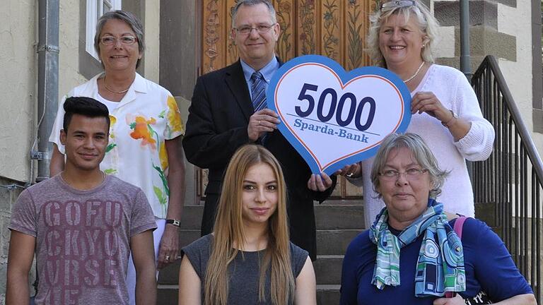 5000 Euro für &bdquo;Jugend mit Zukunft&ldquo;       -  (lw)   Eine Spende in Höhe von 5000 Euro überreichte der Filialleiter der Sparda-Bank, Roland Kehrlein, dem Verein &bdquo;Jugend mit Zukunft&ldquo;. Die Vereinsvorsitzende Eva Dümmler nahm die Zuwendung dankend entgegen. &bdquo;Chancengleichheit ist uns wichtig, daher haben wir diesen Verein ausgewählt&ldquo;, sagte Kehrlein. Das Geld stamme aus dem Gewinnsparen der Bank. Mit dem Geld wolle man aktuell laufende Projekte weiterfinanzieren, erklärte Dümmler. Dazu zählen beispielsweise die Aktionen &bdquo;Trinken ist gesund&ldquo; und &bdquo;Schwanger mit 16&ldquo;, die unter anderem an der Pestalozzi-Schule durchgeführt werden. Bei ersterer gab der Verein kostenloses Mineralwasser an die Schüler aus. Die andere Aktion bedeutete, dass eine etwa 1000 Euro teure Puppe den Schülern gegeben wurde. Wie ein echtes Baby schreit die Attrappe, will gefüttert werden, muss gewickelt und getröstet werden. Damit sollen die Schüler erkennen, dass die Mutterrolle keine leichte ist und zunächst eine Berufsausbildung im Vordergrund stehen soll. Die Spende überreichte Sparda-Bank Filialleiter Roland Kehrlein (Mitte) an Eva Dümmler. Außerdem im Bild sind die Schulleiterin der Pestalozzi-Schule, Gisela Balandat, sowie die Schüler Fawad Safi und Simela Georgousidoo mit Lehrerin Ursula Erben.