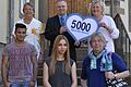 5000 Euro für &bdquo;Jugend mit Zukunft&ldquo;       -  (lw)   Eine Spende in Höhe von 5000 Euro überreichte der Filialleiter der Sparda-Bank, Roland Kehrlein, dem Verein &bdquo;Jugend mit Zukunft&ldquo;. Die Vereinsvorsitzende Eva Dümmler nahm die Zuwendung dankend entgegen. &bdquo;Chancengleichheit ist uns wichtig, daher haben wir diesen Verein ausgewählt&ldquo;, sagte Kehrlein. Das Geld stamme aus dem Gewinnsparen der Bank. Mit dem Geld wolle man aktuell laufende Projekte weiterfinanzieren, erklärte Dümmler. Dazu zählen beispielsweise die Aktionen &bdquo;Trinken ist gesund&ldquo; und &bdquo;Schwanger mit 16&ldquo;, die unter anderem an der Pestalozzi-Schule durchgeführt werden. Bei ersterer gab der Verein kostenloses Mineralwasser an die Schüler aus. Die andere Aktion bedeutete, dass eine etwa 1000 Euro teure Puppe den Schülern gegeben wurde. Wie ein echtes Baby schreit die Attrappe, will gefüttert werden, muss gewickelt und getröstet werden. Damit sollen die Schüler erkennen, dass die Mutterrolle keine leichte ist und zunächst eine Berufsausbildung im Vordergrund stehen soll. Die Spende überreichte Sparda-Bank Filialleiter Roland Kehrlein (Mitte) an Eva Dümmler. Außerdem im Bild sind die Schulleiterin der Pestalozzi-Schule, Gisela Balandat, sowie die Schüler Fawad Safi und Simela Georgousidoo mit Lehrerin Ursula Erben.