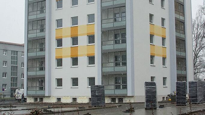 Saniert werden einige der Punkthäuser in Nachbarschaft zum Schulzentrum. Saniert werden einige der Punkthäuser in Nachbarschaft zum Schulzentrum.