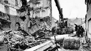 Ein Bild der Verwüstung herrschte       -  Ein Bild der Verwüstung herrschte 1971 nach dem Einsturz der Burg Brattenstein. Die Rettungsarbeiten in Bad Reichenhall rufen dieser Tage
Erinnerungen an Röttingen wach.