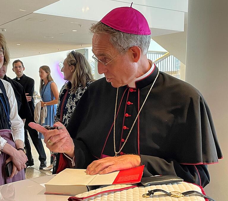 'Sind Sie aus Ansbach? Das ist evangelisch, macht aber nichts.' Erzbischof Georg Gänswein signiert im CCW sein Buch 'Die ganze Wahrheit'.