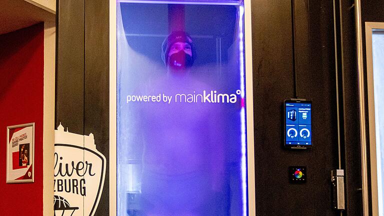 Owen Klassen in der Kältekammer. Die minus 75 Grad kalte Kammer hilft den Würzburger Spielern bei der Regeneration. Owen Klassen in der Kältekammer. Die minus 75 Grad kalte Kammer hilft den Würzburger Spielern bei der Regeneration.