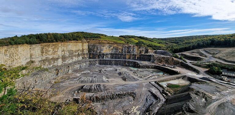 Sehenswert ist vor der Höhfeldplatte der beim Bayerischen Landesamt für Umwelt als Geotop eingetragene Steinbruch des Schotterwerkes Benkert, der die Schichtenfolge des Unteren Muschelkalks offenbart und geowissenschaftlich und heimatkundlich von großer Bedeutung ist. Sehenswert ist vor der Höhfeldplatte der beim Bayerischen Landesamt für Umwelt als Geotop eingetragene Steinbruch des Schotterwerkes Benkert, der die Schichtenfolge des Unteren Muschelkalks offenbart und geowissenschaftlich und heimatkundlich von großer Bedeutung ist.
