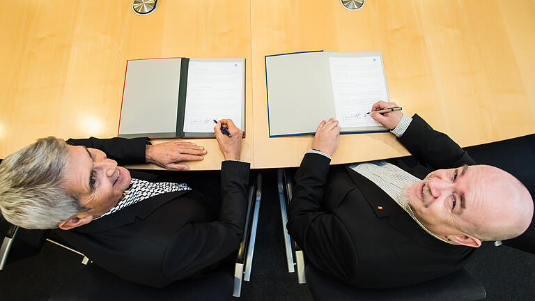 Der Standortleiter von ZF Schweinfurt, Hans-Jürgen Schneider (links), und Betriebsratsvorsitzender Oliver Moll unterzeichneten in Schweinfurt eine Vereinbarung zur Beschäftigungssicherung bis 2025. Der Standortleiter von ZF Schweinfurt, Hans-Jürgen Schneider (links), und Betriebsratsvorsitzender Oliver Moll unterzeichneten in Schweinfurt eine Vereinbarung zur Beschäftigungssicherung bis 2025.
