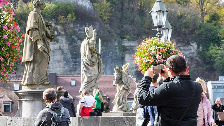 In Würzburg gab es 2019 mehr Touristen als je zuvor. Nicht zuletzt soll das an der Atmosphäre und den Sehenswürdigkeiten liegen, wie hier an der Alten Mainbrücke. In Würzburg gab es 2019 mehr Touristen als je zuvor. Nicht zuletzt soll das an der Atmosphäre und den Sehenswürdigkeiten liegen, wie hier an der Alten Mainbrücke.