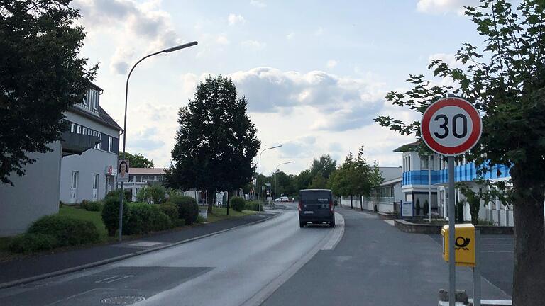 Die 30er Schilder für die neue Radwegeführung im Bereich Gartenstraße/Brückenstraße sind zuletzt aufgestellt worden - hier auf Höhe des Point Centers. Die 30er Schilder für die neue Radwegeführung im Bereich Gartenstraße/Brückenstraße sind zuletzt aufgestellt worden - hier auf Höhe des Point Centers.
