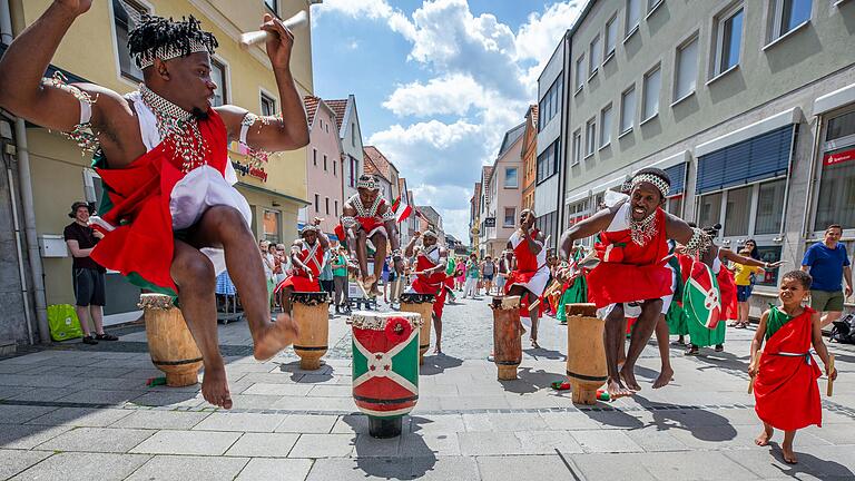 Luftsprünge beim Auftakt des Umzugs zum Afrika Festival in der Bad Neustädter Innenstadt.