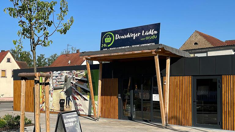 Das 'Doasdörfer Lädla' in Donnersdorf ist bislang von Montag bis Samstag geöffnet. Bürgermeister Klaus Schenk wünscht sich sehr, dass auch an Sonn- und Feiertagen einkaufen möglich wird, sobald der Landtag das neue Ladenschlussgesetz verabschiedet hat.