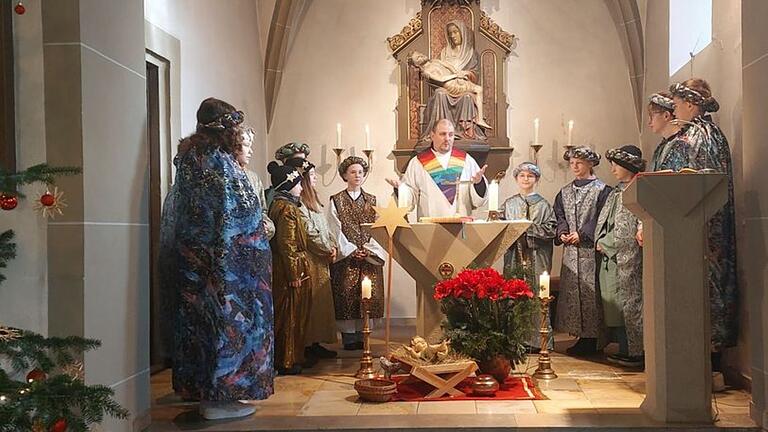 Pastoralreferent Florian Meier fragte die Sternsinger*innen, wofür sie sich in ihrem Leben bedanken wollen. Pastoralreferent Florian Meier fragte die Sternsinger*innen, wofür sie sich in ihrem Leben bedanken wollen.