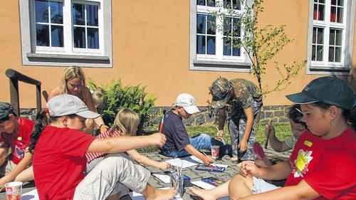 Jugenderholungsanlage Bauersberg: Ganze Generationen haben in der Rhön schon ihre Freizeit verbracht. Aus finanziellen Gründen will die Stadt den Berg nun los werden. Jugenderholungsanlage Bauersberg: Ganze Generationen haben in der Rhön schon ihre Freizeit verbracht. Aus finanziellen Gründen will die Stadt den Berg nun los werden.