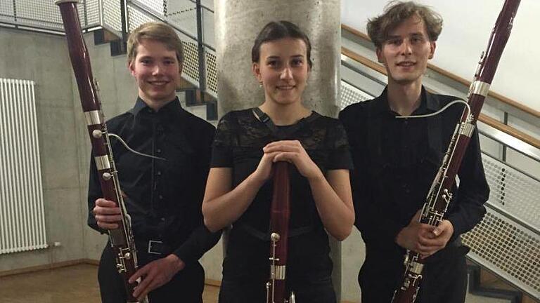 Jonathan Hock, Lena Nell   und Aurelius Benedikt Voigt heißen drei junge Studenten, die zusammen als Fagott-Trio im Staatsbad musizieren. Foto: Peter Lukas Gebert       -  Jonathan Hock, Lena Nell   und Aurelius Benedikt Voigt heißen drei junge Studenten, die zusammen als Fagott-Trio im Staatsbad musizieren. Foto: Peter Lukas Gebert