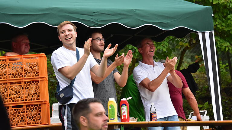 Anand Anders       -  Ein schönes Fußballfest erlebten die 700 Zuschauer beim Pokalspiel zwischen dem SV Burgwallbach I/Bad Neustadt und dem FC Ingolstadt.