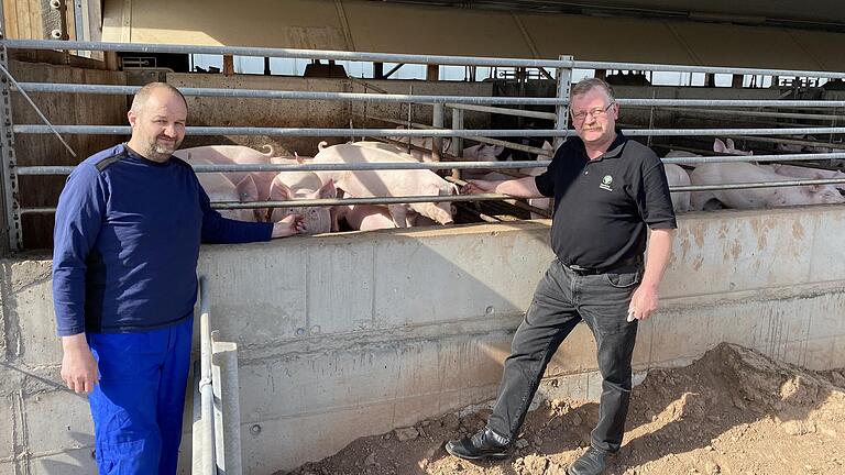 Landwirt Martin Stamm (links) und Kreisobmann Reinhard Wolz (rechts) informieren über die prekäre Lage der Tierhaltung im Landkreis.&nbsp;