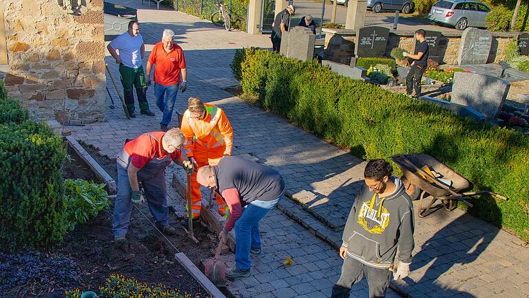 Rund ein Dutzend Mitglieder des Lülsfelder 'Handwerker- und Schrauberstammtischs' richteten am örtlichen Friedhof einige Rabatten neu aus und ebneten die Kieselwege. Rund ein Dutzend Mitglieder des Lülsfelder 'Handwerker- und Schrauberstammtischs' richteten am örtlichen Friedhof einige Rabatten neu aus und ebneten die Kieselwege.