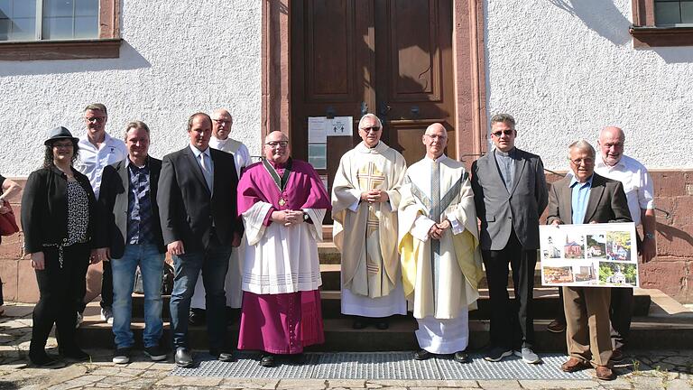 Pfarrer Edward Zarosa (Mitte) feierte in der Burgsinner Michaelskirche sein 40. Priesterjubiläum und wurde in den Ruhestand verabschiedet. Pfarrer Edward Zarosa (Mitte) feierte in der Burgsinner Michaelskirche sein 40. Priesterjubiläum und wurde in den Ruhestand verabschiedet.