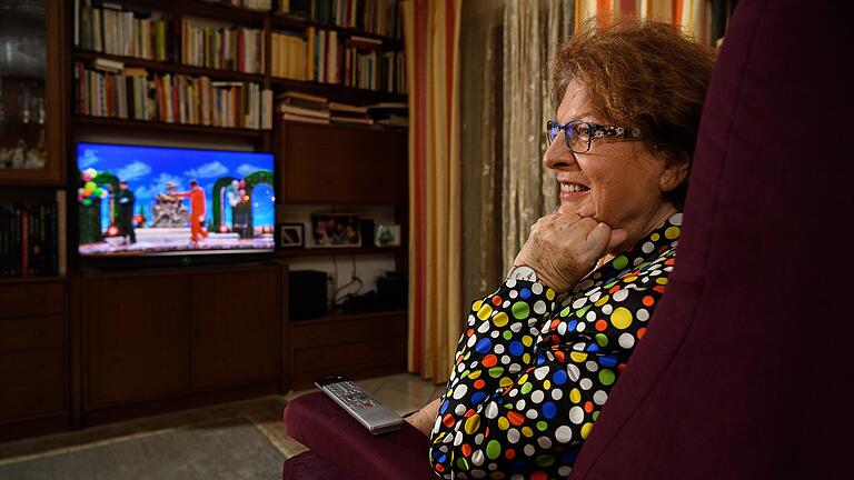 Die ehemalige Landtagspräsidentin Barbara Stamm schaut am Freitag (05.02.21) in ihrem Wohnzimmer in Würzburg die Übertragung der Fastnacht in Franken. Wegen des aktuellen Infektionsgeschehens ist die Sitzung in diesem Jahr im Vorfeld unter strengen Hygieneauflagen und ohne Publikum aufgezeichnet worden. Die ehemalige Landtagspräsidentin Barbara Stamm schaut am Freitag (05.02.21) in ihrem Wohnzimmer in Würzburg die Übertragung der Fastnacht in Franken. Wegen des aktuellen Infektionsgeschehens ist die Sitzung in diesem Jahr im Vorfeld unter strengen Hygieneauflagen und ohne Publikum aufgezeichnet worden.