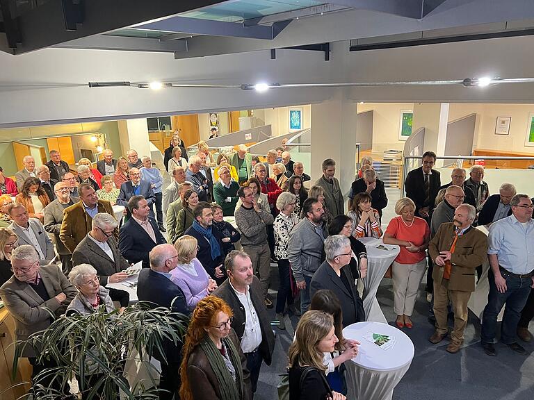 Cirka 100 Besucherinnen und Besucher fühlten sich von der Ausstellung 'Denkmal im Wald' angesprochen Cirka 100 Besucherinnen und Besucher fühlten sich von der Ausstellung 'Denkmal im Wald' angesprochen