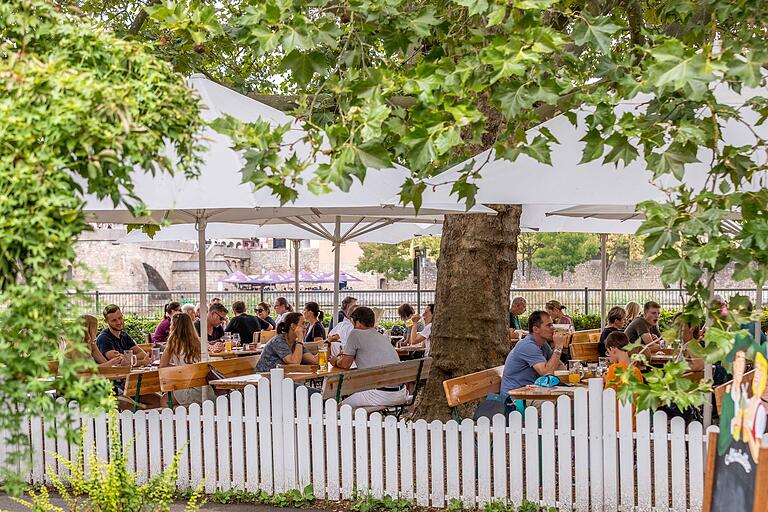 Bei sommerlichen Temperaturen ist der Biergarten 'Goldene Gans' an der Alten Mainbrücke in Würzburg eine beliebte Anlaufstelle. Bei sommerlichen Temperaturen ist der Biergarten 'Goldene Gans' an der Alten Mainbrücke in Würzburg eine beliebte Anlaufstelle. 