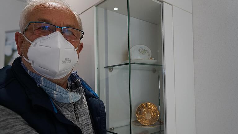 Friedrich Hetzer aus Greußenheim steht im Wohnzimmer seines Hauses und zeigt auf den Sprung in der Glasscheibe der Vitrine. Die Ursache führt er auf Sprengungen im Roßbrunner Steinbruch zurück Friedrich Hetzer aus Greußenheim steht im Wohnzimmer seines Hauses und zeigt auf den Sprung in der Glasscheibe der Vitrine. Die Ursache führt er auf Sprengungen im Roßbrunner Steinbruch zurück