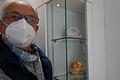 Friedrich Hetzer aus Greußenheim steht im Wohnzimmer seines Hauses und zeigt auf den Sprung in der Glasscheibe der Vitrine. Die Ursache führt er auf Sprengungen im Roßbrunner Steinbruch zurück